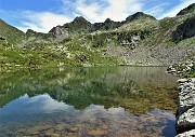 02 Lago Di Sopra  (2095 m) con Cima Cadelle che si specchia